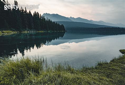 Sunrise and misty morning over Mount Rundle at Two Jack Lake in 이미지