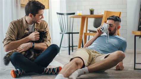 Feliz Pareja Gay En Juego De Amor Con Gatito Purebred Que Toma Fotos Jovenes Novios Alegres