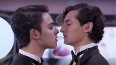 Por Fin Ocurri El Beso De Aristemo La Pareja Gay M S Famosa De La Tv Mexicana Infobae