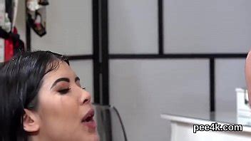 Belleza Atractiva Obtiene Su Estrecho Chocho Lleno De Orina Caliente Y Salpicaduras XVIDEOS