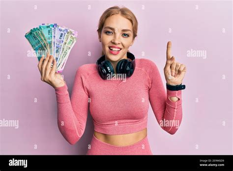 Sch Ne Blonde Kaukasische Frau Tr Gt Turnhalle Kleidung Halten Indische Rupie L Chelnd Mit Einer