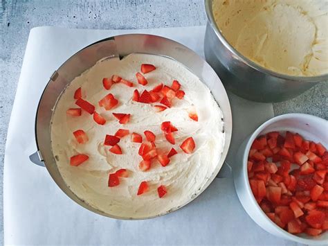 Semi Naked Cake Mit Beeren Und Drip