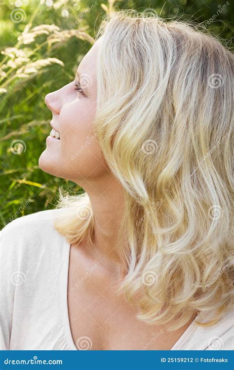 Junge Blonde Frau Am Sommer Stockfoto Bild Von Schauen Nave 25159212