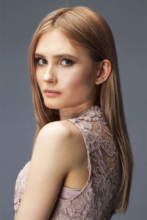 Junge Blonde Dame Im Sexy Kleid Stockfoto Bild Von Attraktiv Sch N