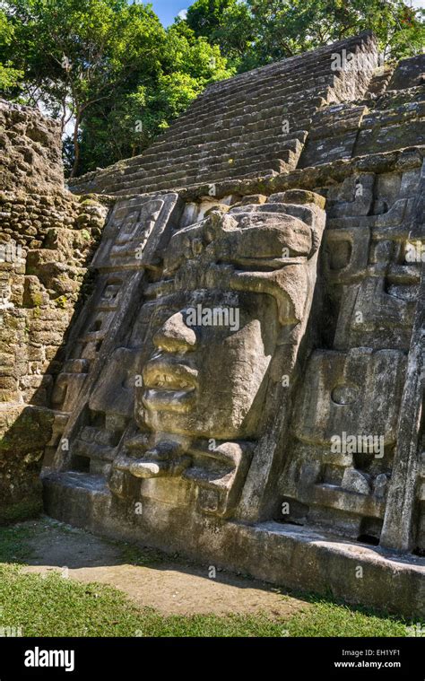 Maske Des Menschen Maske Tempel Von Lamanai Maya Ruinen Regenwald In