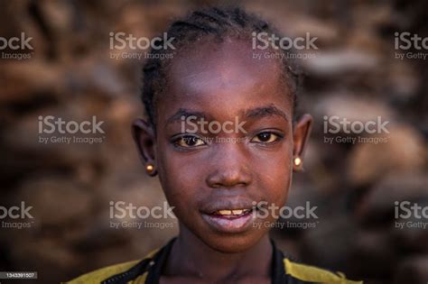 Photo Libre De Droit De Portrait Dune Jeune Fille Africaine Dans Un Village De Pierre Près De