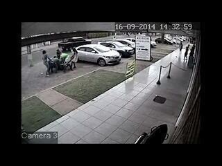 Vídeo Imagem de câmera de segurança mostra gay sendo agredido no DF Distrito Federal G1