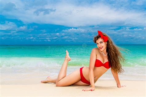 Pin Encima De La Mujer Joven Hermosa En Bikini Rojo En Una Playa Tropical Foto De Archivo