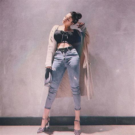 Nàng thư ký nổi nhất mạng xã hội bất ngờ khoe vòng ba gần mét với bikini khoét bạo