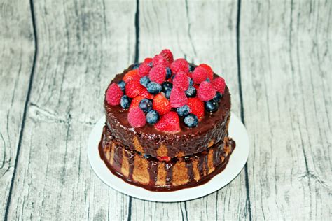 Naked Cake mit Schokolade und Früchten Schürzenfräulein Kochschürzen in trendigem Vintagelook