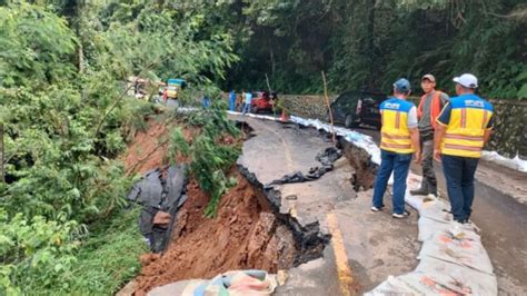 Tergerus Longsor Jalan Lintas Tengah Bengkulu Sumsel Nyaris Putus