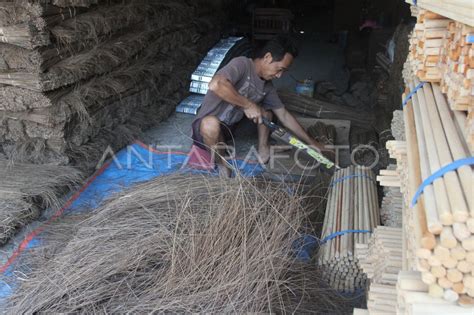 Produksi Sapu Dengan Memberdayakan Warga Desa Antara Foto