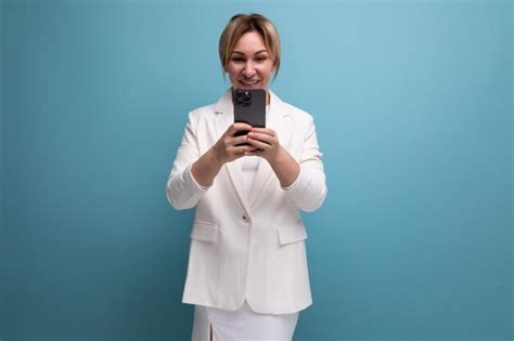 Junge Schlanke H Bsche Blonde Chefin In Eleganter Jacke Und Kleidung Arbeitet Mit Dem