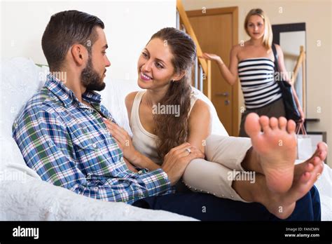Jeune Femme Blonde La D Couverte De Son Mari C Est Tricher Avec L Autre Fille Photo Stock Alamy