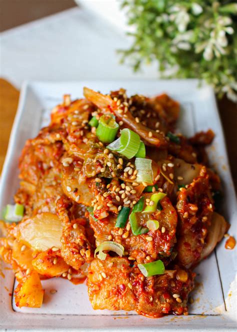 Korean Pork Belly Kimchi Stir Fry Dwaejigogi Kimchi Bokkeum 돼지고기 김치볶음 — Ahnest Kitchen