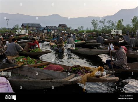 Floating Market Of Dal Lake Hi Res Stock Photography And Images Alamy