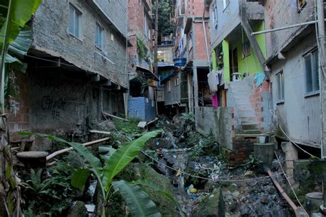 Moradores Da Rocinha Sofrem Esgoto A C U Aberto H Mais De Anos