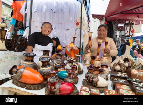 Mercado De Otavalo Ecuador Mercado Artesanal De Calado Y Dos Mujeres