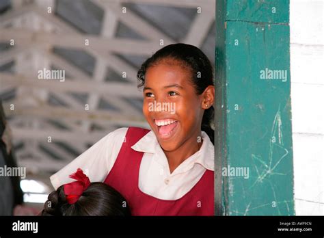 Alumna En Uniforme Durante El Rodaje Los Amerindios La Tribu De Los