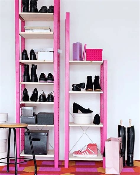 Стеллажи для комнаты: угловые, этажерки и другие примеры в интерьере ...