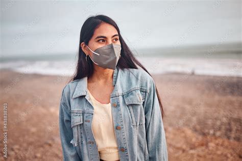 Mujer Joven Latina Posa Caminando En La Arena Durante Un Bello Atardecer Joven Feliz Con