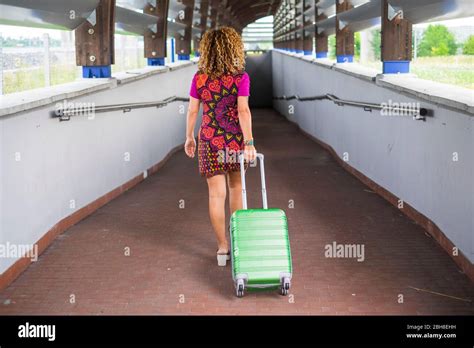 Belle jeune blonde mini robe Banque de photographies et dimages à haute résolution Alamy