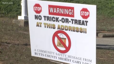 Georgia Sheriff S Office Placing No Trick Or Treat Signs In Yards Of Registered Sex Offenders