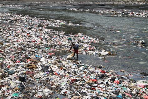 Indonesia Kejar Target Bebas Sampah Plastik