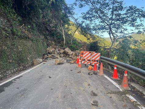 桃園山區雪霧鬧道路坍方「逾300人受困」 預計17時搶通僅供車輛下山