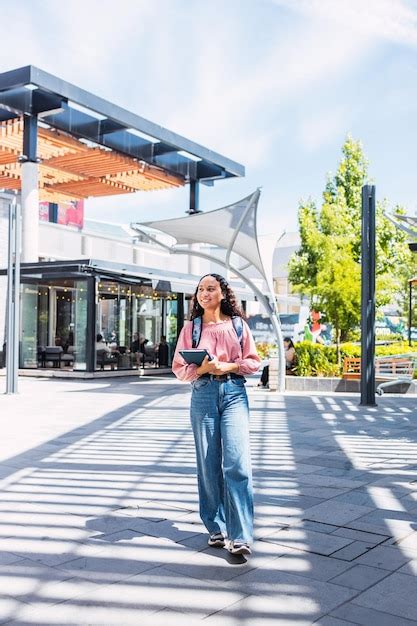 Confianza Mujer Estudiante Universitaria Latina Sonriente Caminando Y Sosteniendo Sus Libros