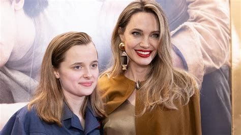 Vivienne La Figlia Di Angelina Jolie E Brad Pitt Rinuncia Al Cognome