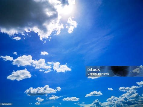 Awan Dan Langit Biru Cerah Awan Putih Di Atas Langit Biru Pemandangan