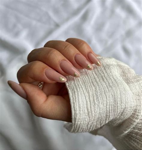 Uñas almendradas nude ideas minimalistas Glamour