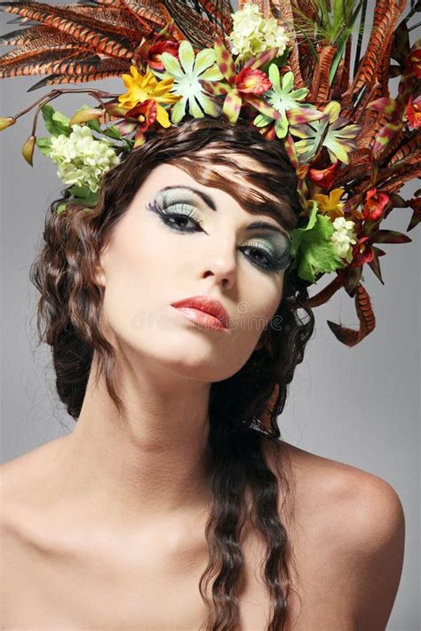 Beau Jeune Brunette Avec Des Fleurs Dans Le Cheveu Photo stock Image du beauté fleurs 18527670