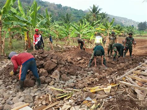 Bersama Satgas TMMD Warga Pulomerak Gotong Royong Bangun Jalan