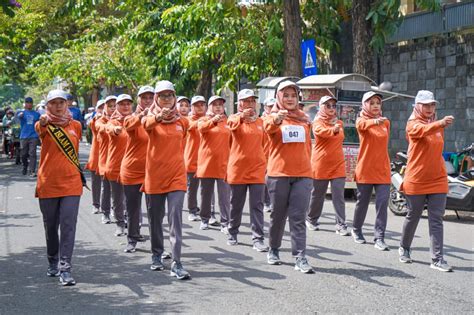 Lomba Gerak Jalan Bapak Ibu Guru Smk Islam Blitar Meriahkan