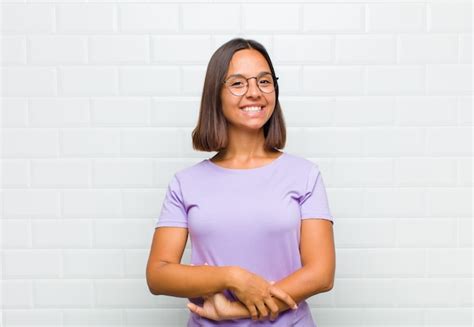Mujer Latina Que Parece Feliz Y Gratamente Sorprendida Emocionada Con Una Expresi N Fascinada Y