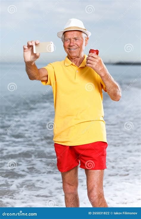 Homme Heureux Mature Prenant Le Selfie Photo Stock Image Du Homme Nature