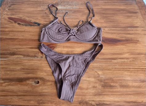 Gerippter Bikini mit Schnürung braun L 100 NEU Neu gemäss Beschreibung in Lausanne für