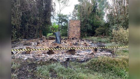 Homem morre carbonizado e casa fica destruída durante incêndio Jornal