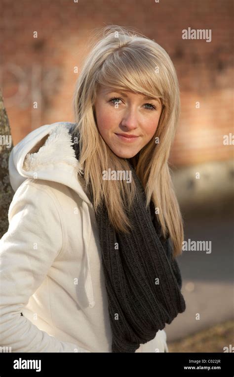 Eine schlanke blonde jährige Teenager Mädchen UK Stockfotografie Alamy
