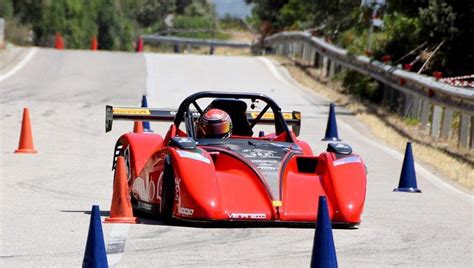 Auto Torna Lo Slalom Dei Trulli Lo Spettacolo Dei Bolidi Nelle Curve