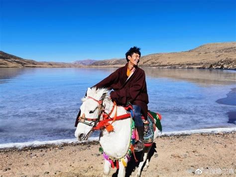 Hot boy Tây Tạng bị fan tẩy chay sau khi lộ ảnh hút thuốc lá điện Phụ Nữ Gia Đình