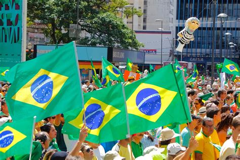 Brasil tem maior manifestação contra Dilma 13 03 2016 UOL Notícias