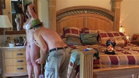 Người đẹp cơ bắp 50 tuổi diện bikini tàng hình ra đường mà ai cũng tưởng là quần áo thật