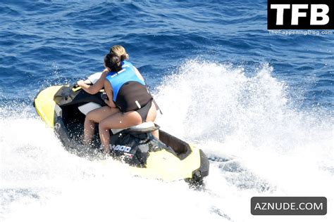 Selena Gomez Sexy Seen Flaunting Her Hot Bikini Body At The Beach In