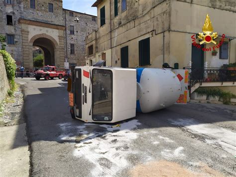 Paura A Terracina Autocisterna GPL Si Ribalta Nel Centro Storico FOTO