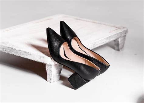 Туфли лодочки из натуральной черной кожи кобра на низком каблуке 6см ...