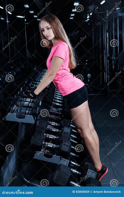 Blonde Eignungsfrau In Der Sportkleidung Mit Dem Perfekten K Rper Der In Der Turnhalle Aufwirft