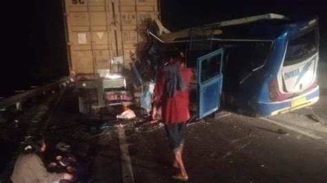 Kecelakaan Maut Pukul 04 00 Wib 4 Orang Tewas Bus 14 Penumpang Tabrak